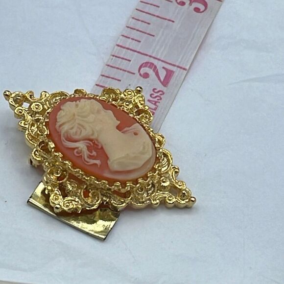 Vintage Gerry’s cameo brooch with ornate frame. - Picture 8 of 10